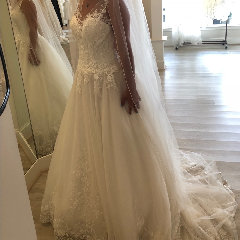 Never worn wedding dress - Picture 1 of 8